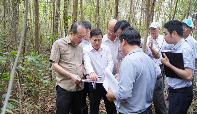 Ông Phan Quý Phương, PCT UBND tỉnh Thừa Thiên Huế (ngoài cùng bên trái) và đoàn công tác