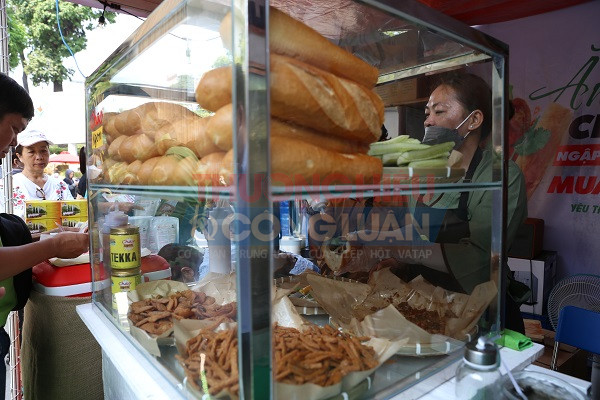 Thực khách cũng rất bất ngờ khi có món bánh mì chay từ thương hiệu Chay Ngon Hùng Phát