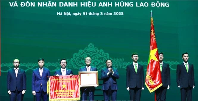 Thủ tướng Phạm Minh Chính trao Danh hiệu Anh hùng Lao động cho Ngân hàng TMCP Ngoại thương Việt Nam.