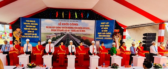 Ban tổ chức và lãnh đạo tỉnh Bình Định thực hiện nghi thức phát lệnh khởi công Dự án.