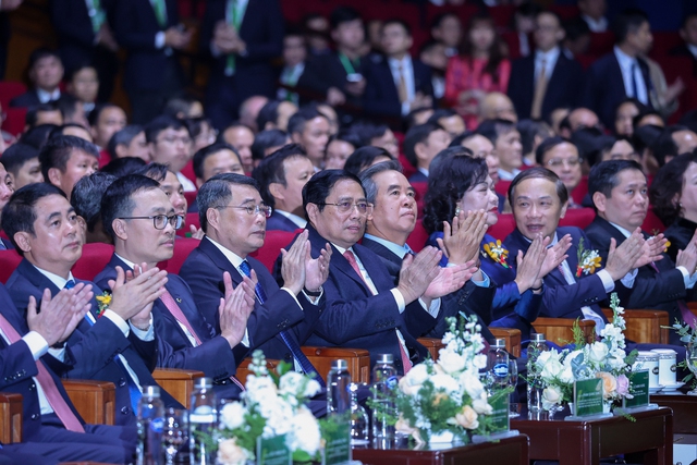 Thủ tướng Phạm Minh Chính và các đại biểu dự lễ kỷ niệm 60 năm ngày thành lập (1/4/1963-1/4/2023) và đón nhận danh hiệu cao quý Anh hùng Lao động của Vietcombank - Ảnh: VGP/Nhật Bắc