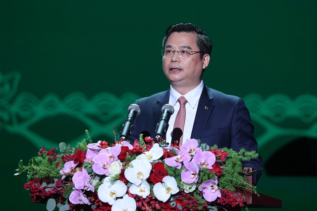 Tổng Giám đốc Vietcombank Nguyễn Thanh Tùng báo cáo tình hình 60 năm hình thành và phát triển - Ảnh: VGP/Nhật Bắc