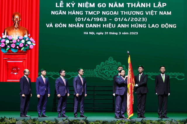 Thay mặt lãnh đạo Đảng và Nhà nước, Thủ tướng Phạm Minh trao tặng ngân hàng Vietcombank danh hiệu Anh hùng Lao động - Ảnh: VGP/Nhật Bắc