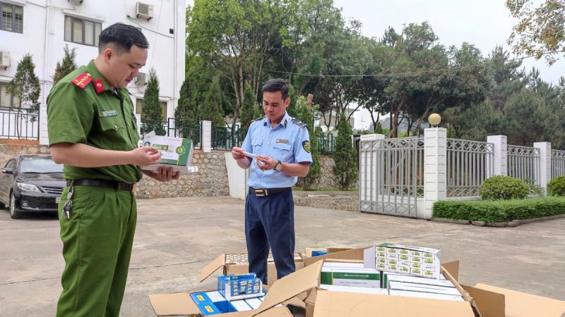 Lực lượng chức năng tỉnh Lào Cai kiểm tra hàng hoá vi phạm