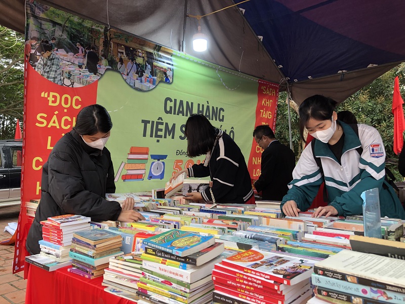 Ngày sách và Văn hóa đọc đã thu hút được nhiều người dân và học sinh đến dự