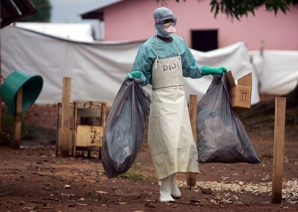 Nhân viên y tế bên ngoài khu cách ly các bệnh nhân nhiễm virus Marburg ở Angola