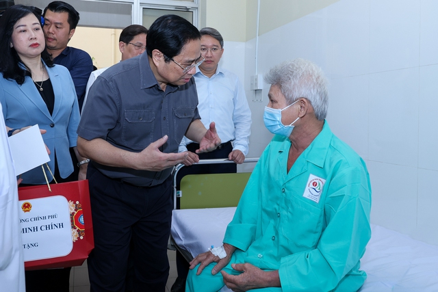 Thủ tướng thăm hỏi bệnh nhân đang điều trị tại Bệnh viện đa khoa tỉnh Khánh Hòa về dịch vụ, công tác chăm sóc - Ảnh: VGP/Nhật Bắc