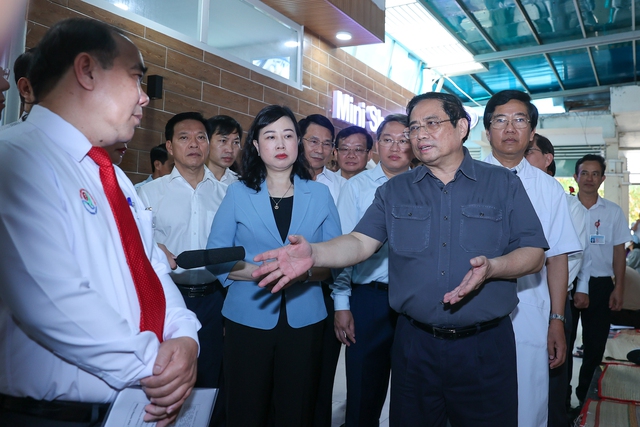 Thủ tướng trao đổi với lãnh đạo Bệnh viện về công tác chăm sóc, dịch vụ cũng như tình trạng vật tư, trang thiết bị y tế tại Bệnh viện - Ảnh: VGP/Nhật Bắc