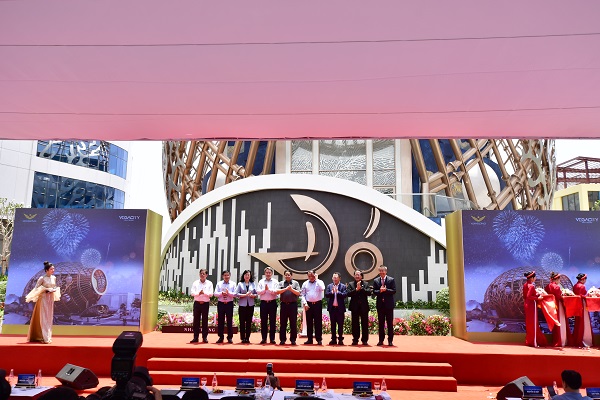 Thủ tướng Phạm Minh Chính chụp ảnh lưu niệm cùng lãnh đạo Tập đoàn KDI Holdings