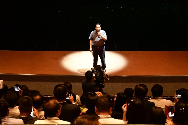 Thủ tướng Phạm Minh Chính nói chuyện thân mật với các đại biểu ngay trong nhà hát trước khi vào xem biểu diễn