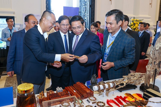 Lãnh đạo tỉnh Khánh Hòa giới thiệu với Thủ tướng và các đại biểu một số sản phẩm đặc trưng của tỉnh - Ảnh: VGP/Nhật Bắc
