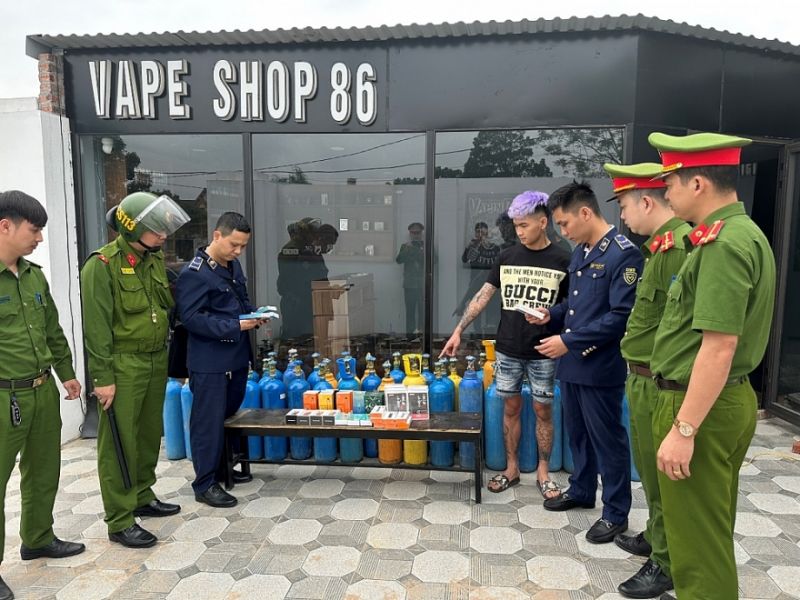Lực lượng chức năng tỉnh Thái Nguyên thu giữ nhiều bình dạng khí nghi vấn là khí N2O (khí cười) và máy làm nóng tinh dầu khi kiểm tra cơ sở kinh doanh trên địa bàn huyện Phú Bình