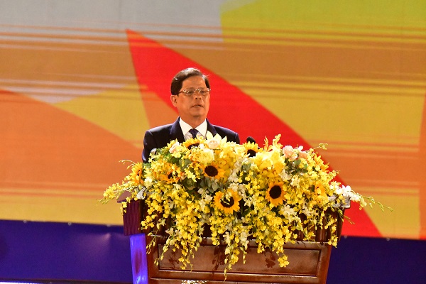 Ông Nguyễn Tấn Tuân, Phó Bí thư Tỉnh ủy, Chủ tịch UBND tỉnh phát biểu tiếp thu chỉ đạo của Thủ tướng.