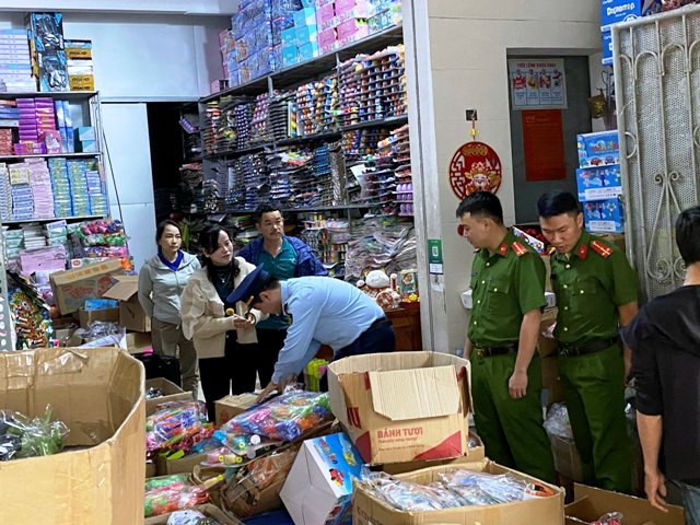 Lực lượng chức năng kiểm tra hộ kinh doanh Nguyễn Thị Thúy (địa chỉ tại số 10, đường Phạm Nguyễn Du, phường Hồng Sơn, TP. Vinh, Nghệ An)