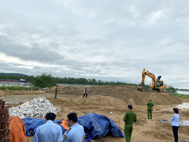 Lực lượng chức năng kiểm tra Bãi tập kết vật liệu, phương tiện của Công ty TNHH Tùng Cát (địa chỉ tại thôn Xuân Hạ, xã Văn Hóa, huyện Tuyên Hóa, tỉnh Quảng Bình).