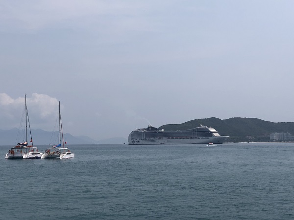 Tàu du lịch Biển MSC- Poesia vào vịnh Nha Trang