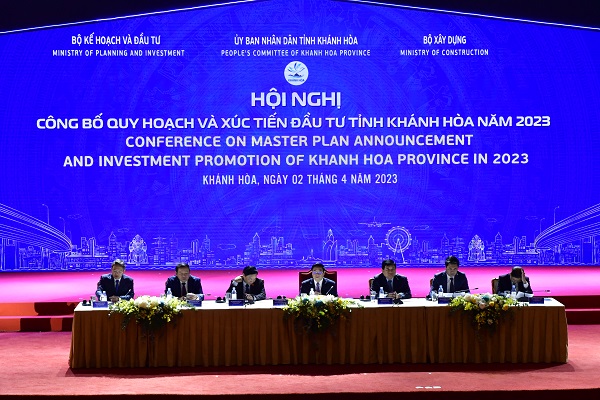 Thủ tướng Phạm Minh Chính (ngồi giữa) và các vị chủ trì hội nghị