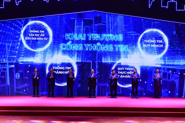 Thủ tướng Phạm Minh Chính cùng một số vị lãnh đạo lên bấm nút điện tử khai trương cổng thông tin điện tử 