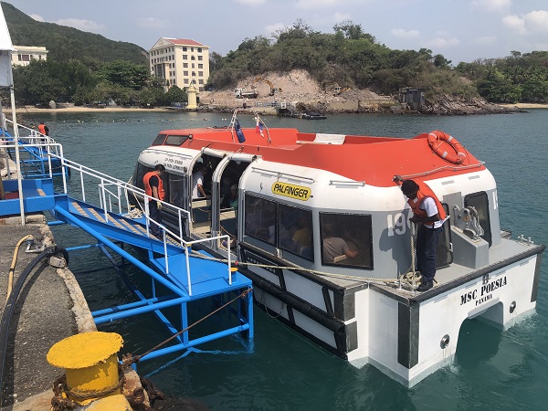 Ca nô tăng bo chở khách từ tàu vào cảng Nha Trang
