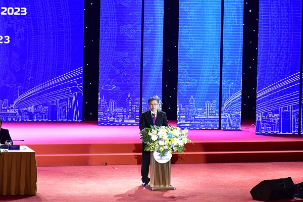 Ông Trần Hòa Nam, Phó Chủ tịch UBND tỉnh giới thiệu những vấn đề cơ bản trong Điều chỉnh Quy hoạch tỉnh Khánh Hòa và Điều chỉnh Quy hoạch Khu kinh tế Vịnh Vân Phong.