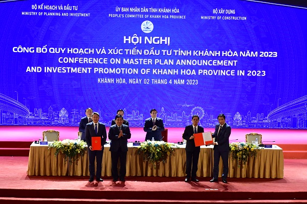Trao Quyết định chủ trương đầu tư Khu đô thị ven vịnh Cam Ranh cho Ông Nguyễn Tấn Tuân (bên trái) , Chủ tịch UBND tỉnh Khánh Hòa.