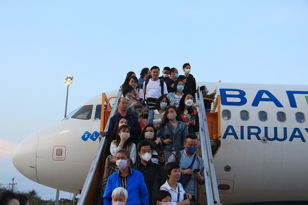 Du khách Macao xuống sân bay Cam Ranh