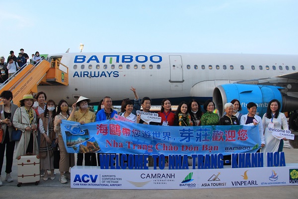 Du khách Macao (Trung Quốc) sau khi xuống sân bay đã chụp ảnh lưu niệm với lãnh đạo sở Du lịch (bà Nguyễn Thị Lệ Thanh, Giám đốc sở đứng bên phải) và các lực lượng đón tiếp