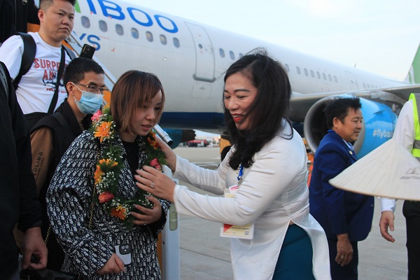 Bà Nguyễn Thị Lệ Thanh, Giám đốc sở Du lịch Khánh Hòa ra tận chân cầu thang máy bay đón khách