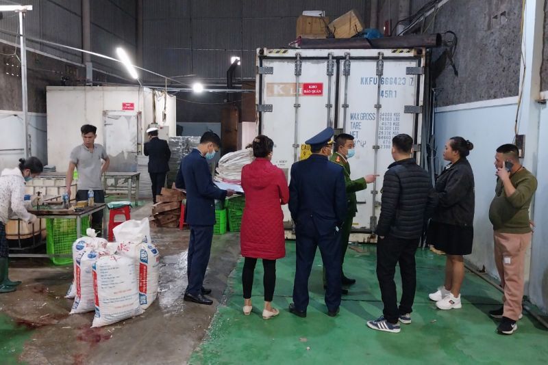 Lực lượng chức năng phát hiện vụ việc vi phạm về an toàn thực phẩm tại Công ty TNHH Thực phẩm MĐ, xã Ngọc Thiện, huyện Tân Yên