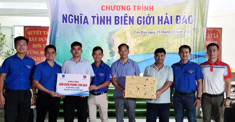 Đoàn công tác tặng Đồn biên phòng Côn Đảo bộ máy chiếu