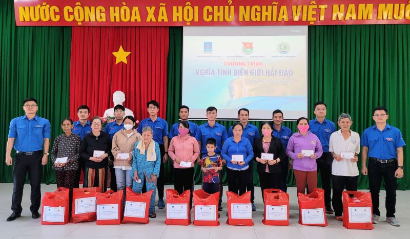 Trao tặng 50 phần quà đến các gia đình và học sinh có hoàn cảnh khó khăn