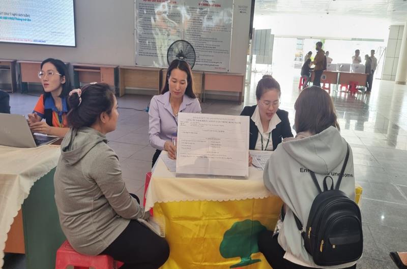 Người lao động tham gia phỏng vấn tại Trung tâm dịch vụ việc làm Đồng Nai