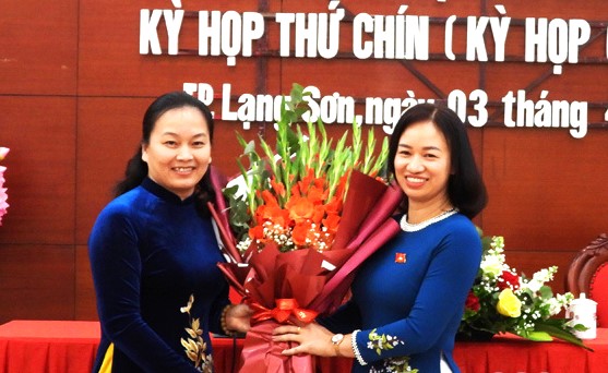 Đồng chí Đoàn Thị Loan, Bí thư Thành uỷ, tặng hoa chúc mừng đồng chí Nông Bích Diệp vừa được HĐND thành phố bầu giữ chức Chủ tịch HĐND nhiệm kỳ 2021-2026