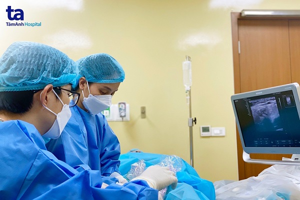 ThS.BSCKII Nguyễn Thu Trang đang can thiệp bằng laser cho bệnh nhân suy giãn tĩnh mạch chân