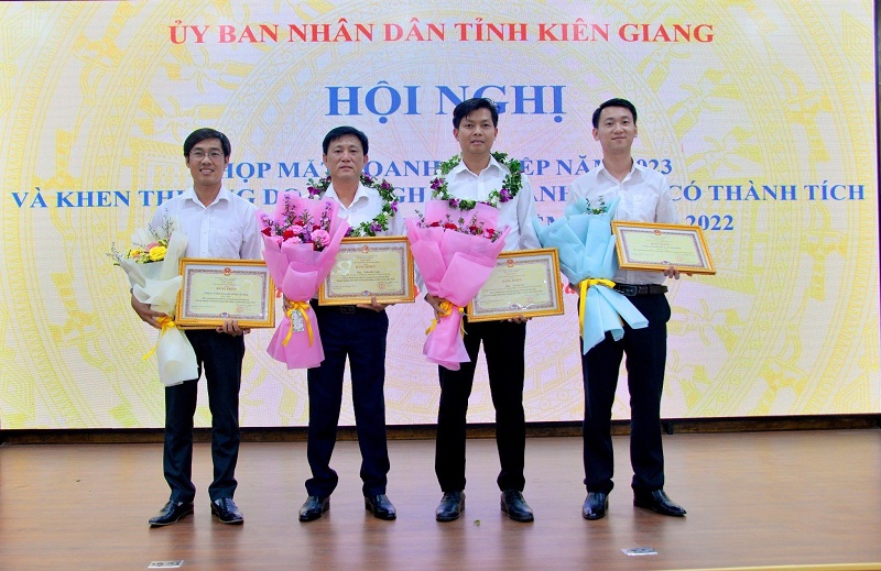 Lãnh đạo Công ty cổ phần Đầu tư Xây dựng HUD Kiên Giang cùng đại diện các công ty thành viên tham dự hội nghị