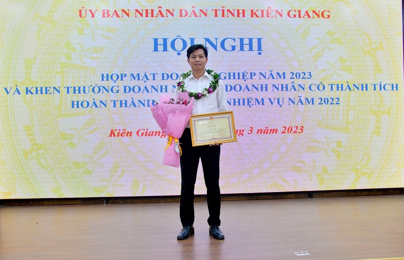Ông Lê Văn Sơn, Tổng Giám đốc HUD Kiên Giang nhận bằng khen của Chủ tịch UBND tỉnh