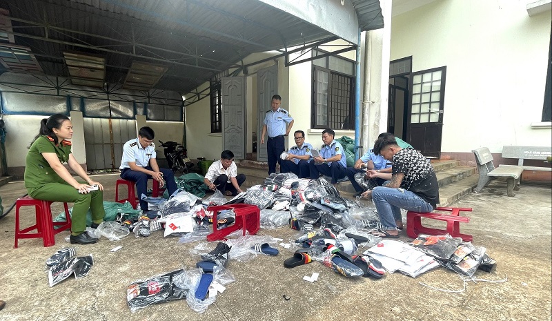 Lực lượng Quản lý thị trường tỉnh Đắk Lắk giám sát việc tiêu hủy hàng hóa vi phạm