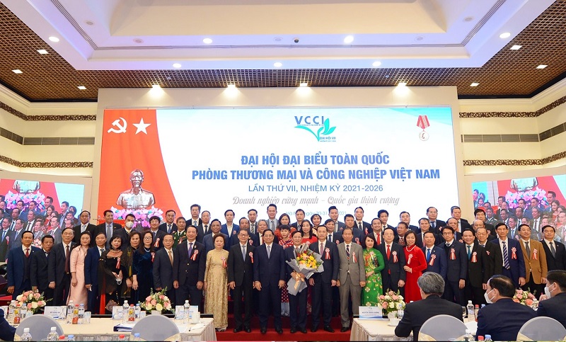 Chủ tịch HĐQT Vietcombank Phạm Quang Dũng (hàng đầu, thứ 12 từ phải sang) tại Đại hội Liên đoàn VCCI nhiệm kỳ 2021 – 2026