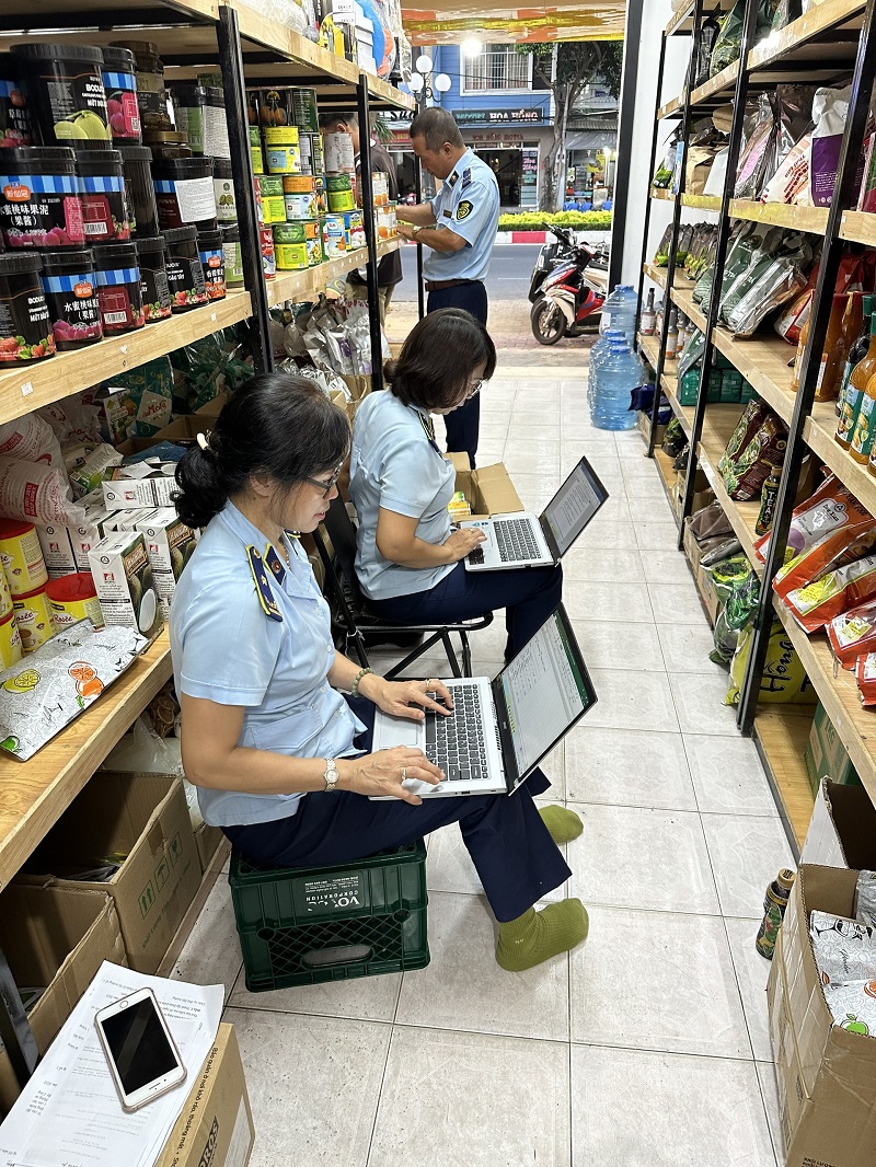 Lực lượng Quản lý thị trường tỉnh Bà Rịa - Vũng Tàu tiến hành kiểm tra hàng hóa tại cơ sở