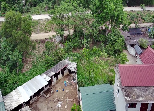 Các trại lợn, bò trên địa bàn xã Hoằng Giang được xây dựng thô sơ và nằm trong khu dân cư, cạnh đường liên xã. Các trại lợn, bò trên địa bàn xã Hoằng Giang được xây dựng thô sơ và nằm trong khu dân cư, cạnh đường liên xã.