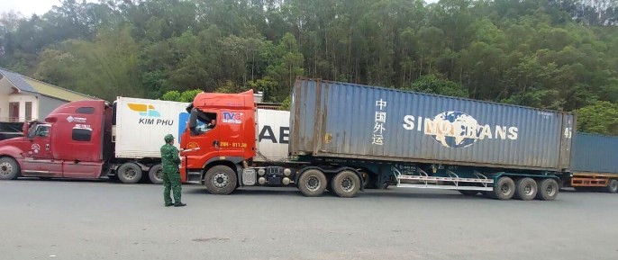Lực lượng chức năng điều tiết các phương tiện xuất nhập khẩu hàng hóa tại cửa khẩu