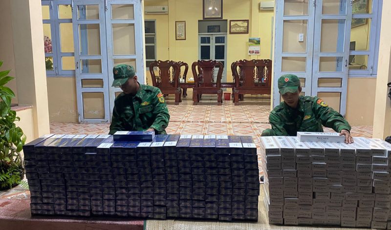 Cán bộ, chiến sĩ Đồn Biên phòng cửa khẩu quốc tế Tịnh Biên kiểm đến tang vật vừa thu giữ Cán bộ, chiến sĩ Đồn Biên phòng cửa khẩu quốc tế Tịnh Biên kiểm đến tang vật vừa thu giữ