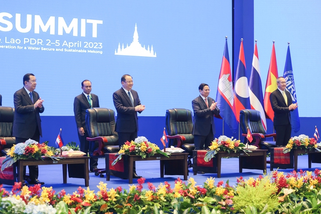 Thủ tướng Phạm Minh Chính, Thủ tướng Lào Sonexay Siphandone, Thủ tướng Campuchia Hun Sen và Tổng Thư ký Văn phòng Tài nguyên nước Thái Lan dự Hội nghị - Ảnh: VGP/Nhật Bắc