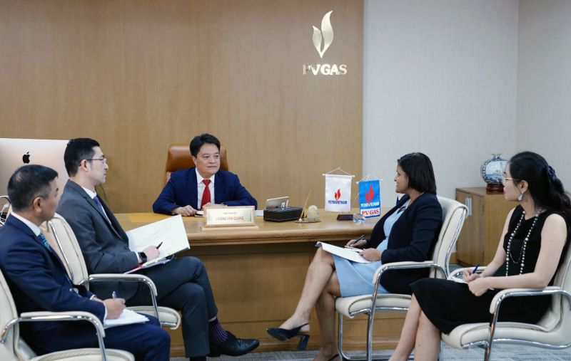 Tổng Giám đốc PV GAS Hoàng Văn Quang làm việc với tư vấn về các nội dung chuẩn bị cho Đánh giá xếp hạng tín nhiệm quốc tế
