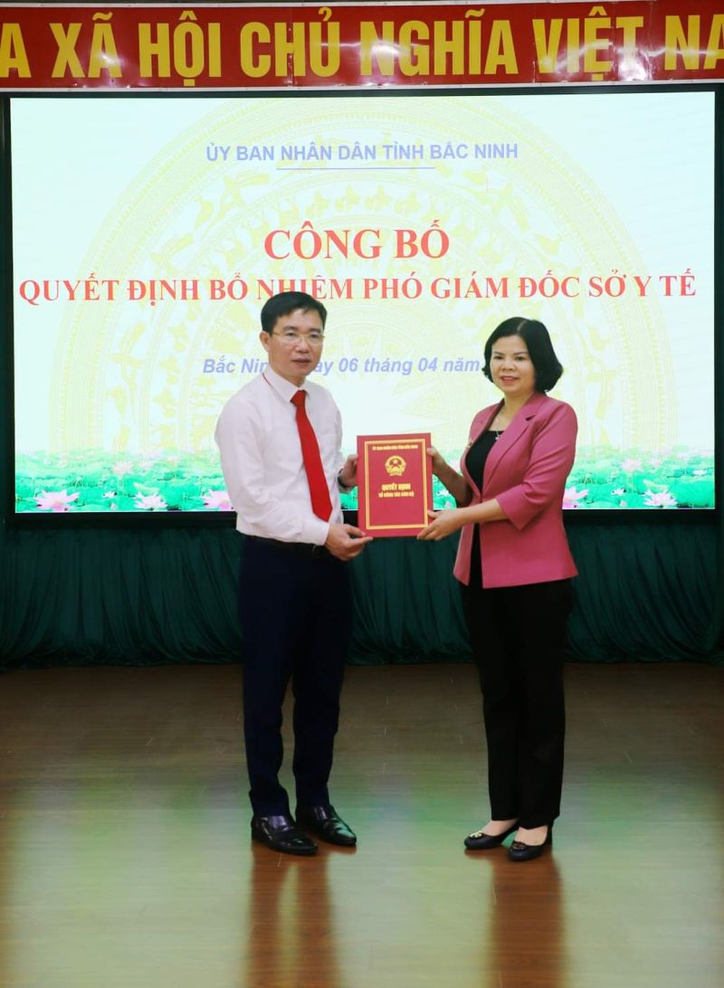 Chủ tịch UBND tỉnh Bắc Ninh trao Quyết định cho ông Đào Khắc Hùng