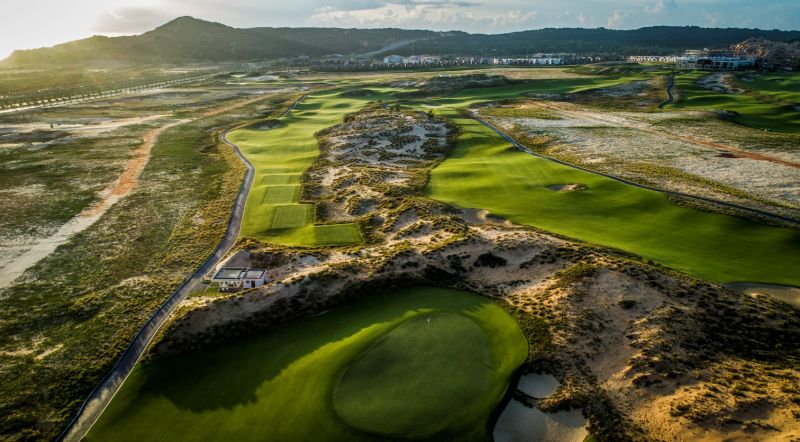 KN Golf Links được thiết kế 27 lỗ, với 18 lỗ theo phong cách sân links (liền kề bờ biển)