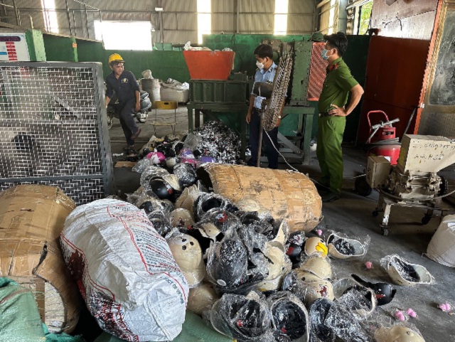 Hàng hoá vi phạm được tập kêt tại Nhà máy tái chế và xử lý chất thải nguy hại của Công ty TNHH Thương mại và Môi trường Hậu Sanh để chuẩn bị tiêu huỷ.