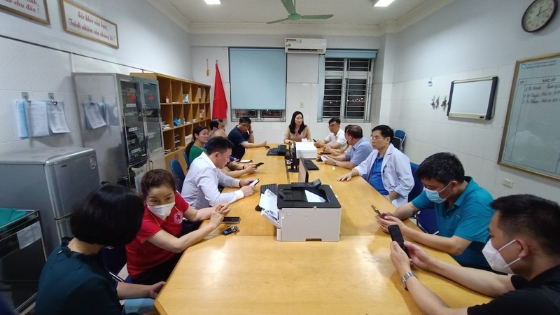 Lãnh đạo tỉnh Quảng Ninh và thành phố Hạ Long cùng các cơ quan chức năng thăm hỏi, động viên gia đình các nạn nhân tại Bệnh viện Bãi Cháy trong đêm 5/4