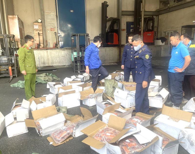 Lực lượng chức năng Hà Nội bắt giữ lô hàng hóa vi phạm