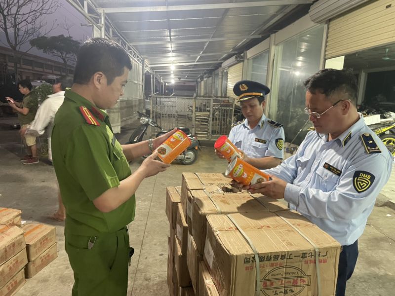 Lạng Sơn tạm giữ gần 3.600 sản phẩm thực phẩm không rõ nguồn gốc